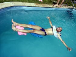 Foto: chlápek v&nbsp;bazénu